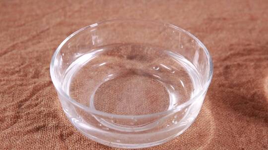 透明反光玻璃碗餐具视频素材模板下载