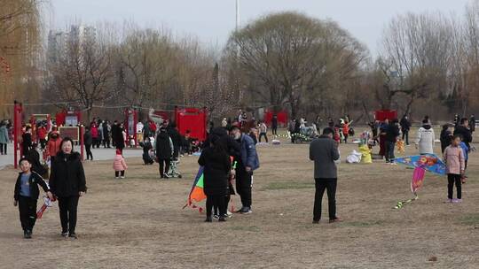 春天城市公园里放风筝