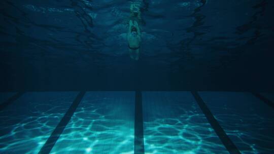 游泳运动员在水下游泳