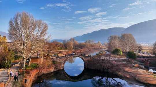 古桥山水风景与行人