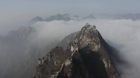 箭扣长城冬季云海翻滚航拍大景观