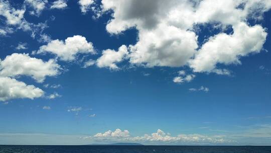 海上的蓝天白云航拍