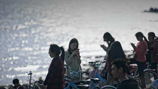 深圳湾海边游客人文