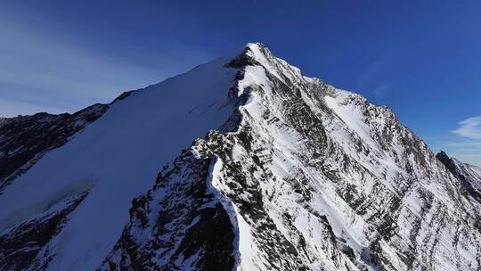 航拍四川岷山山脉雪宝顶雪山山脊上的登山队