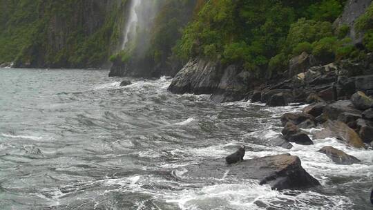 峡谷里的海水拍打着岩石