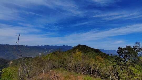 天高云淡的大山里山路弯弯