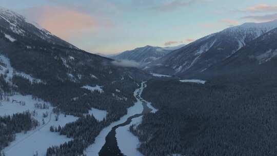 航拍黄昏的新疆喀纳斯河谷雪景