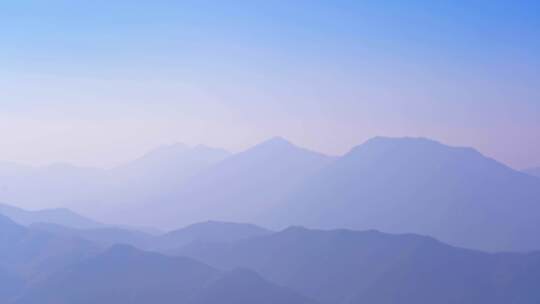 山顶俯视群山风景