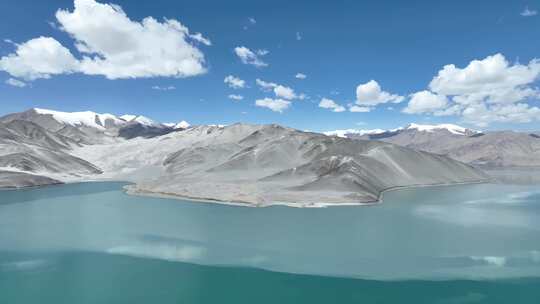 中国新疆白沙湖风景区蓝天白云倒映在湖面