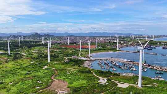 海岸线上风力发电机海岸风景