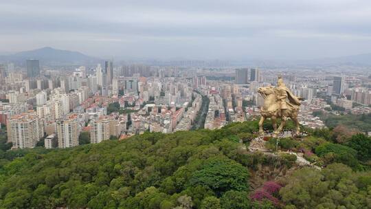 泉州郑成功雕像航拍丰泽区大坪山看市区阴天