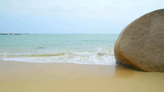 海南三亚海边海滩海浪石头岩石