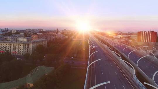 日落时在大城市的高速公路的鸟瞰图