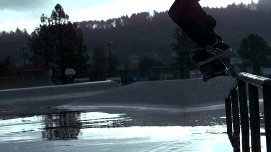 个性运动青年滑板氛围下雨青春活力