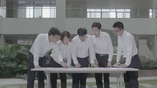 商务男士专家团队研讨工业图纸视频素材模板下载