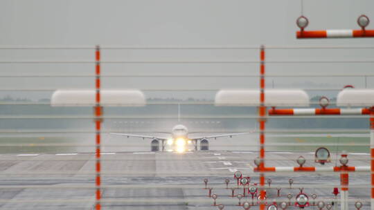 飞机在雨天起飞视频素材模板下载