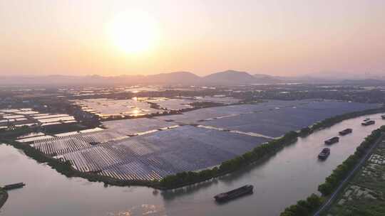 夕阳下的光伏太阳能发电站