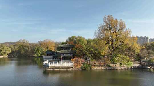 航拍鞍山市二一九公园秋景