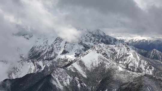 航拍云雾缭绕的雪山