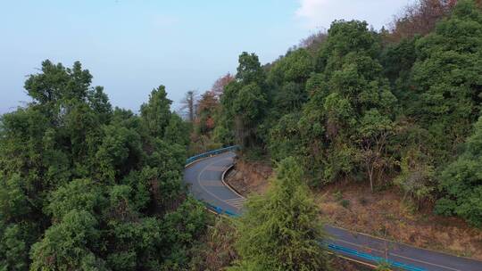 卡车在山区道路行驶