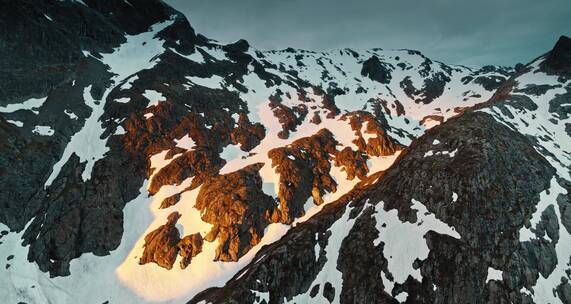 航拍阳光下的瑞士雪山
