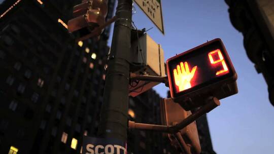 纽约市十字路口的行人过街标志