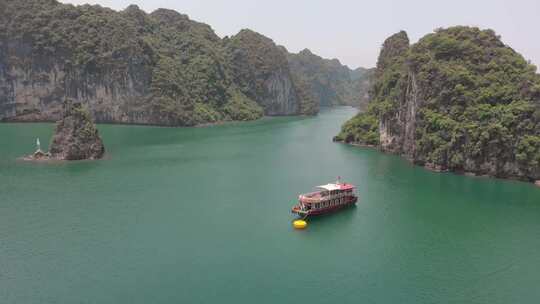 旅游船的鸟瞰图。