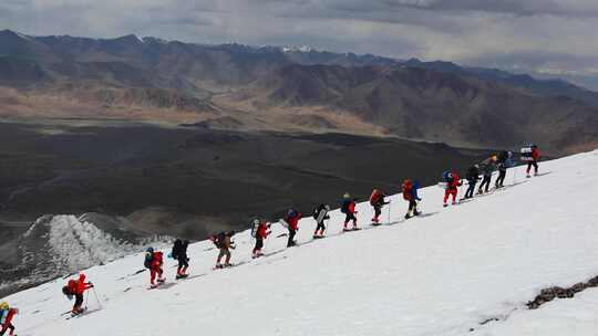 攀登冰川之父慕士塔格峰雪山的登山队队员