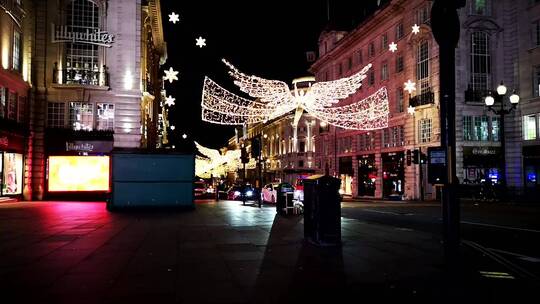 明亮的圣诞灯照亮了伦敦街道