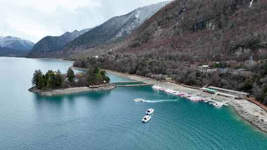 西藏林芝巴松措的雪山森林湖心岛航拍风光