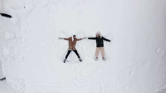 一个男人和一个女人制造雪天使