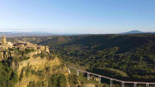 惊人的无人机拍摄揭示了意大利拉齐奥的山顶村Civita di Bagnorego