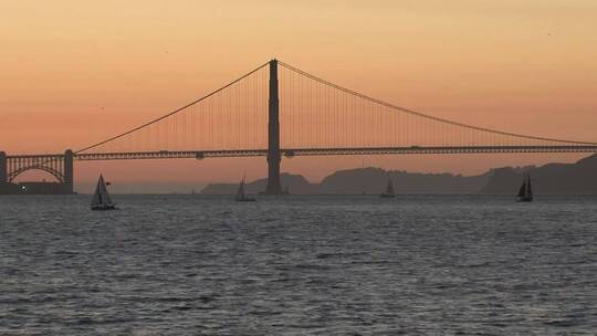 日落时金门大桥前的帆船