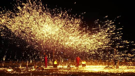 夜晚两人打铁花表演璀璨夺目