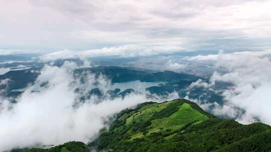 云海中的翠绿山峦壮观景色