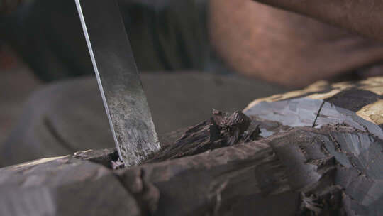 非洲坦桑尼亚工匠使用工具雕刻木材