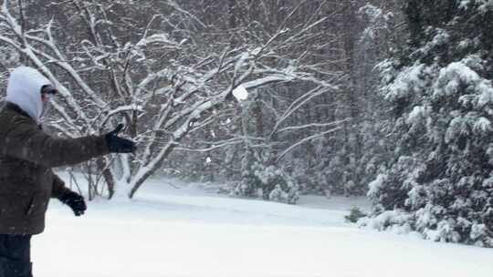 狗跳起来接住嘴里的雪球