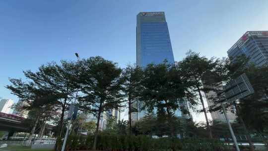 开车行驶在深圳道路车流交通城市车窗外风景