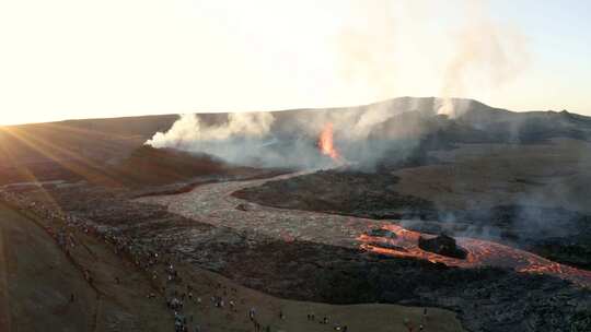 火山喷发出的熔岩河——一群人看着喷发