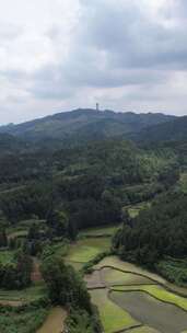 竖版航拍连绵起伏山川乡村