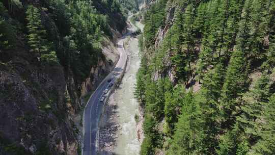 峡谷河流公路汽车航拍