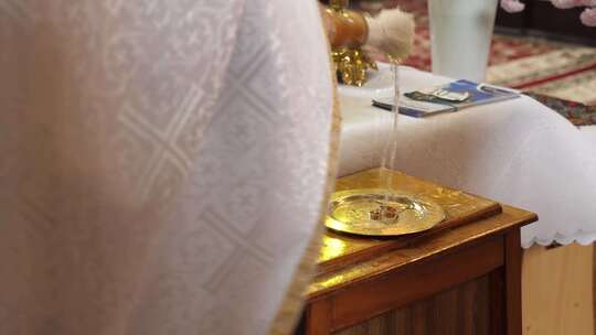 61.在教堂婚礼上，牧师用圣水洒在结婚戒