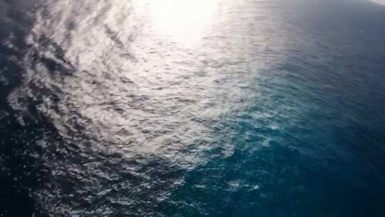 俯拍阳光下的广阔海洋