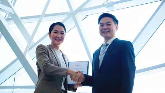 商务合作握手达成合作信任商务交流企业宣传