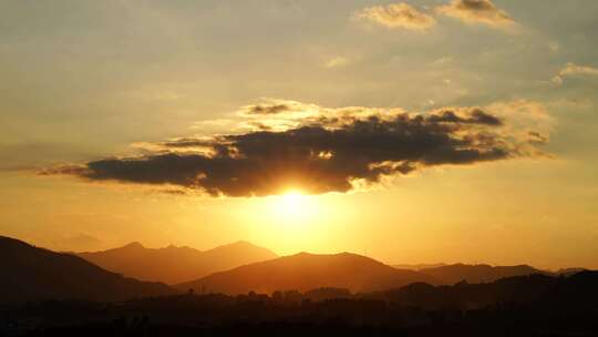 山日落延时黄昏夕阳山峰阳光森林山太阳下山