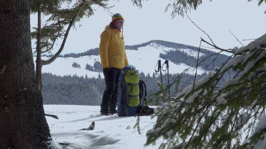 背着背包的人冬天在山上探险视频素材模板下载