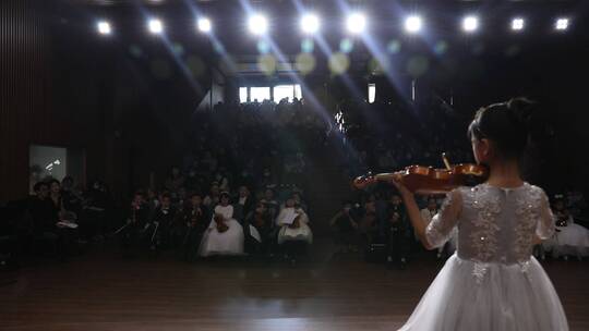 儿童拉小提琴音乐会