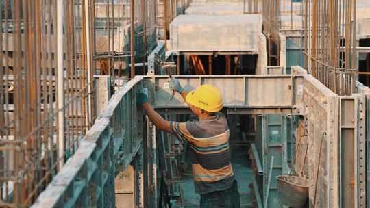 工人建筑工地施工场景