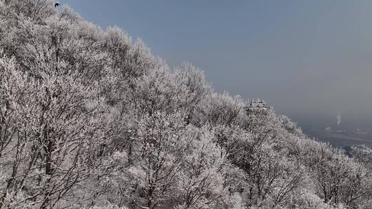 航拍焦作云台山峰林峡山脉冬季雾凇雪景