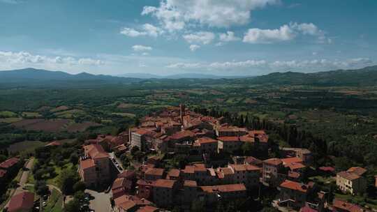 飞行在托斯卡纳村的Civitella Marittima，马雷马安格罗塞托附近有古老的中世纪建筑